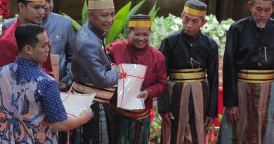 KANTOR PERTANAHAN KABUPATEN KEPULAUAN SELAYAR SERAHKAN 6 SERTIPIKAT TANAH ASET PEMDA SERTA SERTIPIKAT WAKAF, PTSL, DAN UMKM